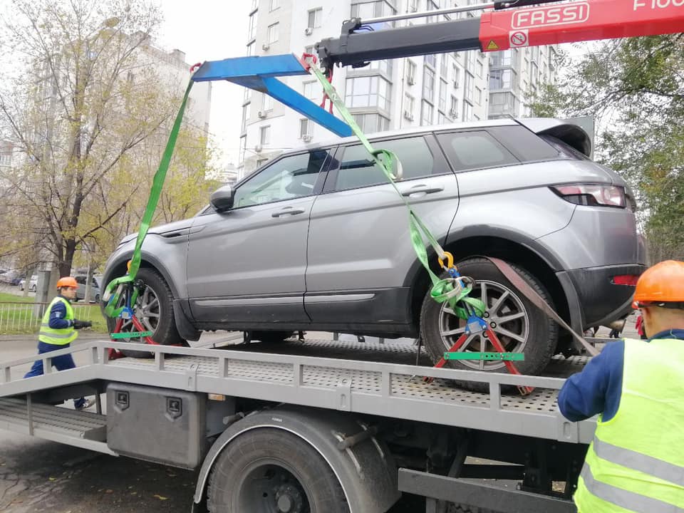 В Днепре из центра массово вывозят дорогие автомобили: что происходит (Фото). Новости Днепра