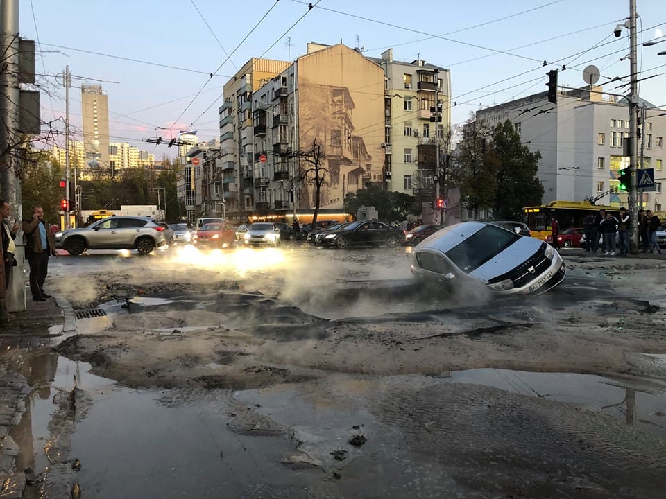 В Киеве коммунальный Армагеддон: автомобили провалились в лужи с кипятком (Фото). Наше місто