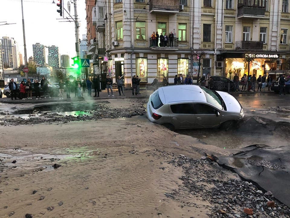 В Киеве коммунальный Армагеддон: автомобили провалились в лужи с кипятком (Фото). Наше місто