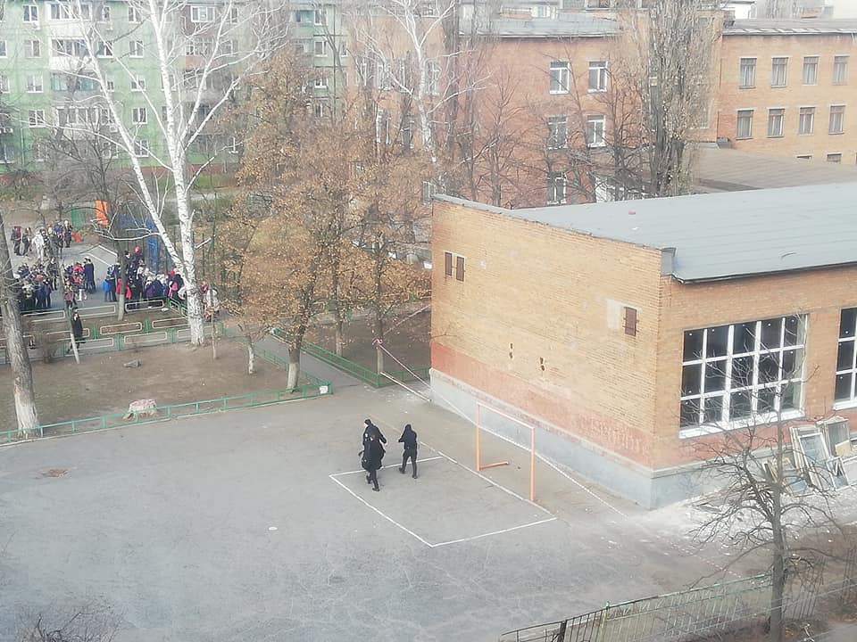В соцсетях днепряне сообщают о том, что детей из СШ №№ 29, 118, 121 эвакуировали и ведут в детский городок за ДК, который находится на ул. П. Калнышевского