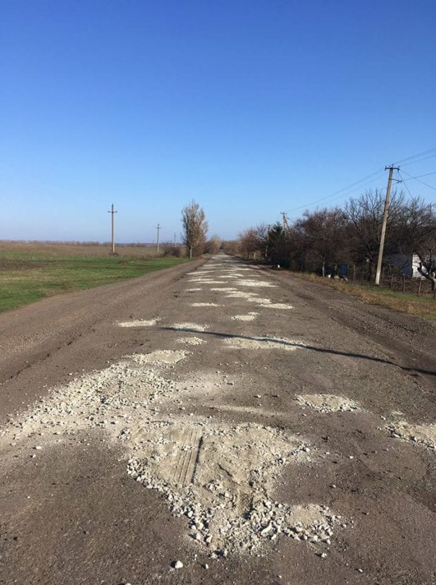 Под Днепром люди сами отремонтировали дорогу. Новости Днепра