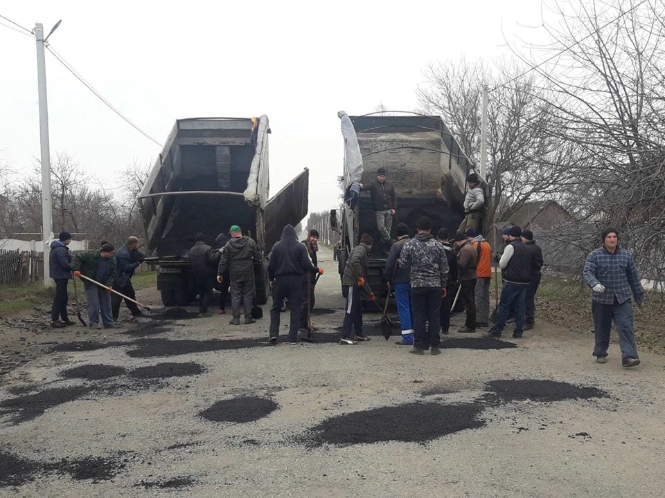 Под Днепром жители сами отремонтировали центральную улицу. Новости Днепра