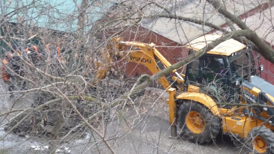 В Днепре коммунальщики не могли устранить аварию из-за незаконных гаражей (Фото). Новости Днепра