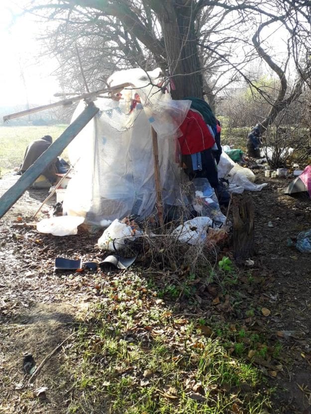 Под Днепром в целофановой хижине на пустыре живёт семья. Новости Днепра