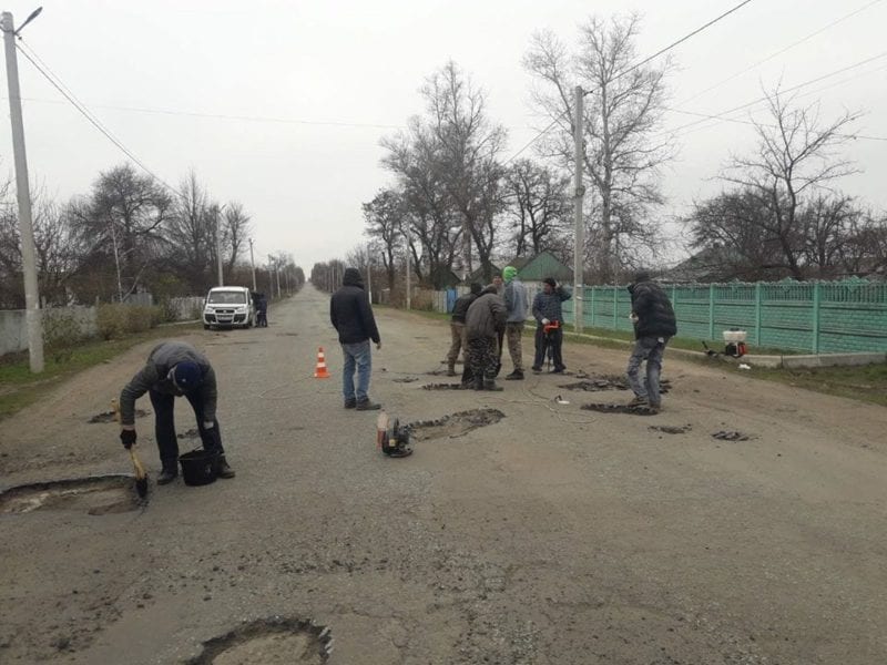 Под Днепром жители сами отремонтировали центральную улицу. Новости Днепра