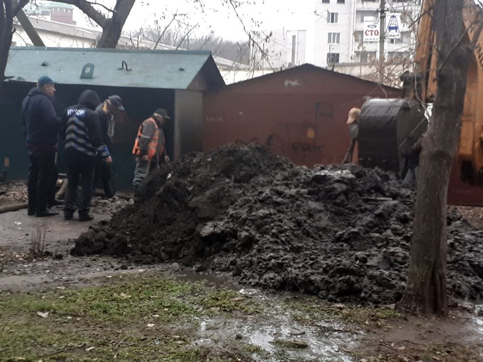 В Днепре коммунальщики не могли устранить аварию из-за незаконных гаражей (Фото). Новости Днепра