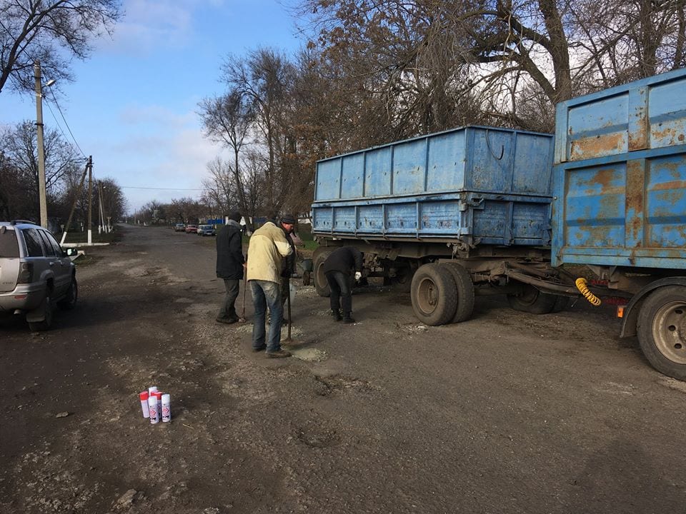 Под Днепром люди сами отремонтировали дорогу. Новости Днепра