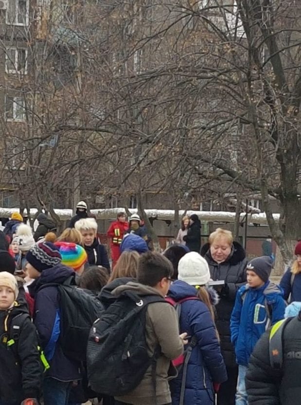 Происшествие Днепр: тысячи эвакуированных школьников на улице