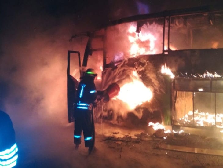 Черный дым от пожара накрыл целый район: под Днепром сгорел пассажирский автобус