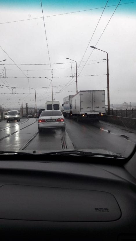 В Днепре на Амурском мосту ДТП: движение затруднено. Новости Днепра