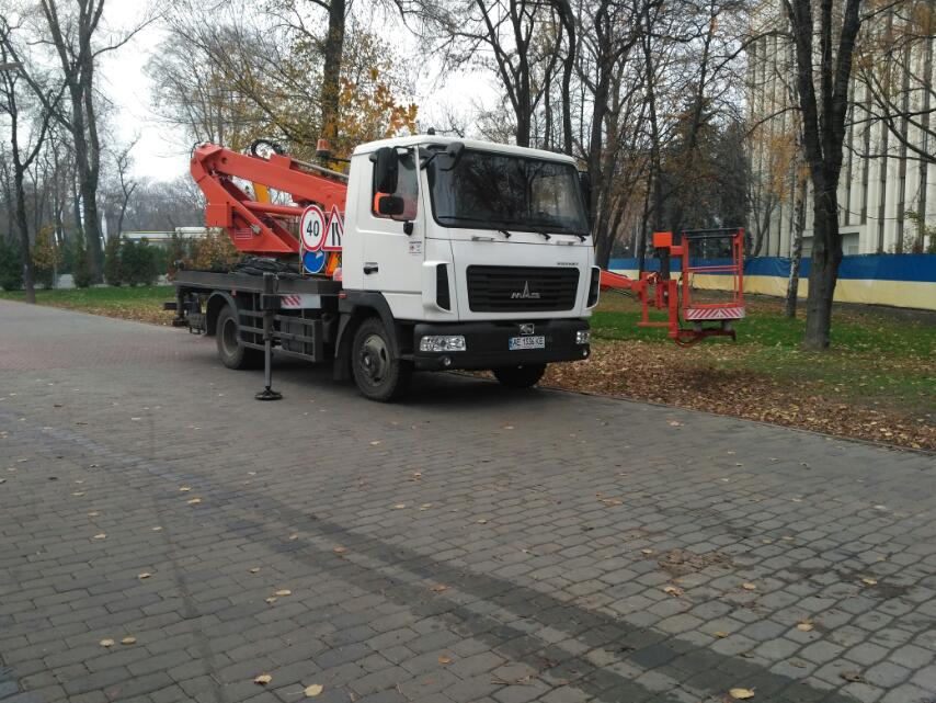 Свято наближається: в Днепре сквер Героев начали украшать к Новому году (Фото). Новости Днепра