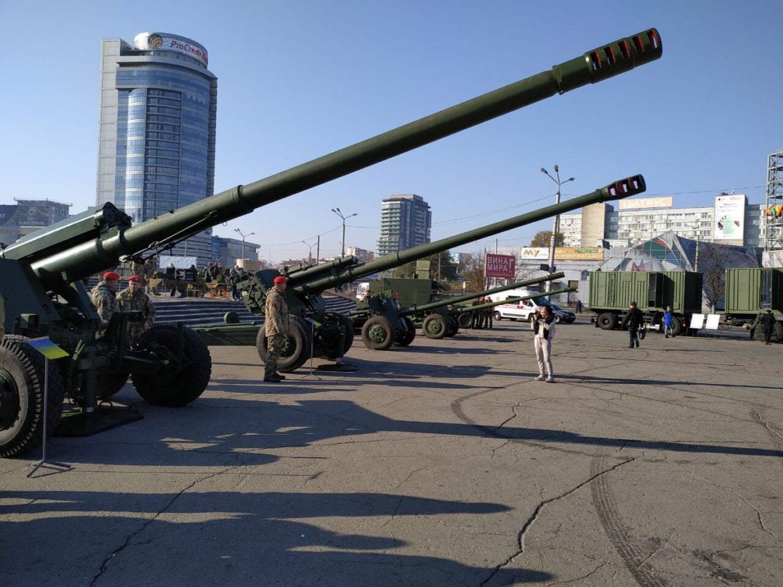 В центре Днепра стоит артиллерия и военная техника: что происходит. Новости Днепра