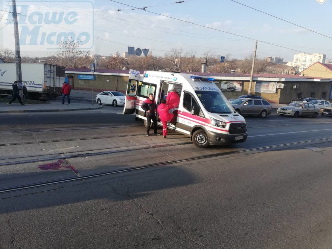 Кровь на асфальте и визг тормозов: в Днепре на опасном перекрестке сбили женщину (Фото). Новости Днепра