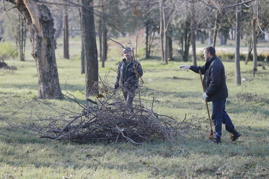 У Дніпрі неплатники аліментів прибирають парки. Новости Днепра