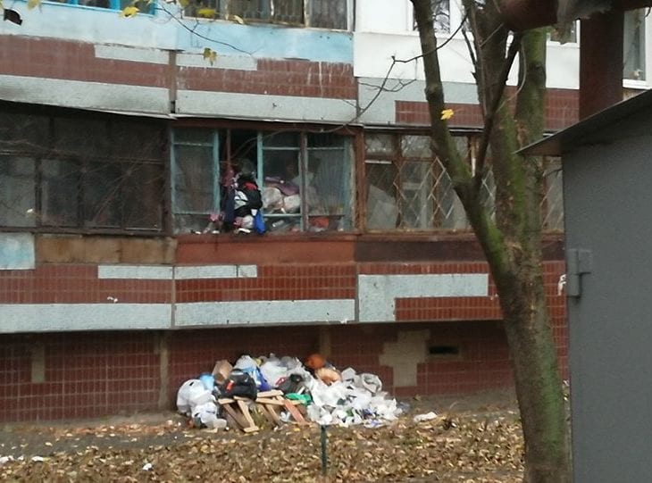 В Днепре на ж/м Тополь-3 с балкона многоэтажки вываливается мусор. Новости Днепра