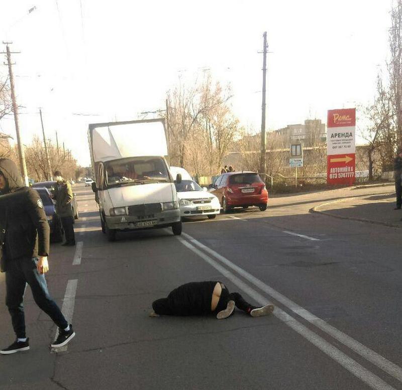 В Днепре на ул. Б. Хмельницкого сбили парня в наушниках: скорая увезла в бессознательном состоянии