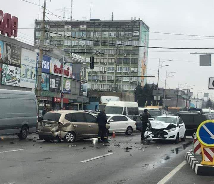 ДТП в Днепре: скорые не успевают развозить пострадавших