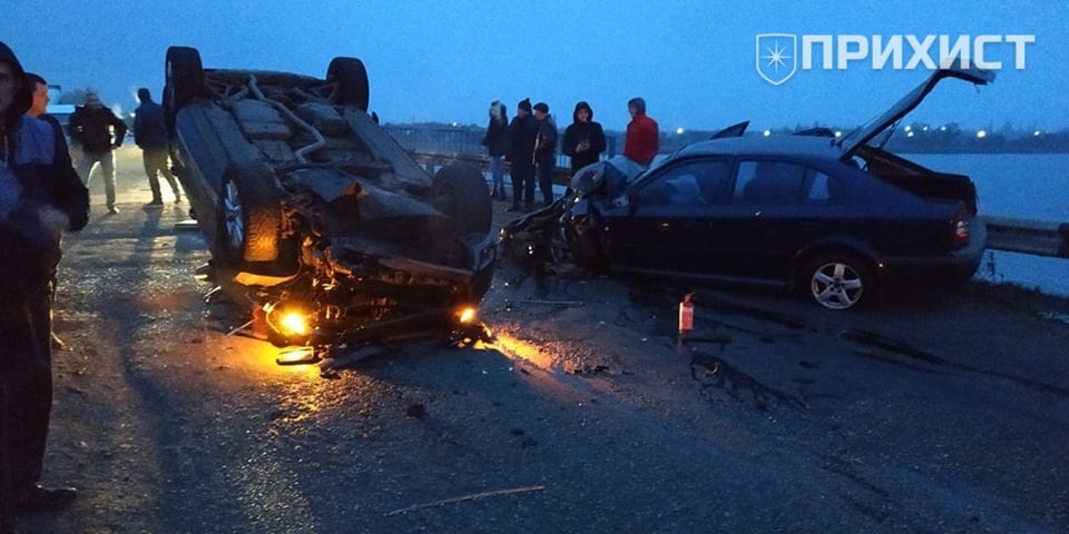 Под Днепром из-за гигантской ямы на дороге перевернулась машина (Фото). Новости Днепра