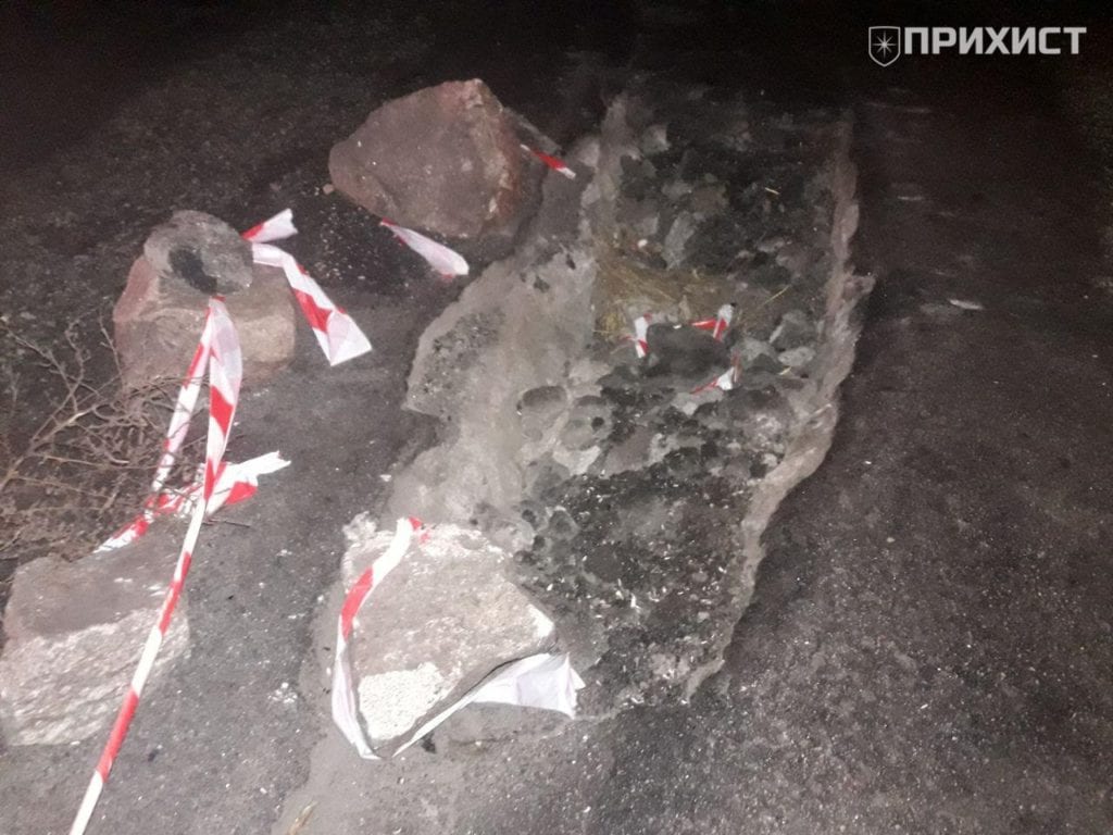 Под Днепром из-за гигантской ямы на дороге перевернулась машина (Фото). Новости Днепра