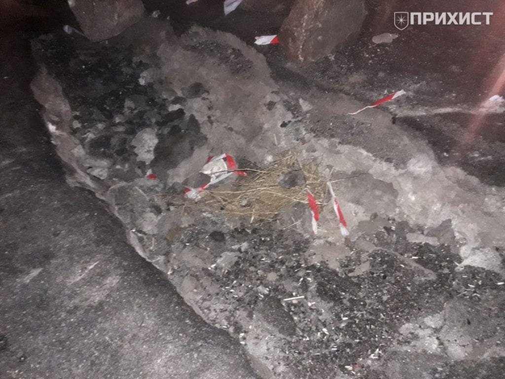 Под Днепром из-за гигантской ямы на дороге перевернулась машина (Фото). Новости Днепра