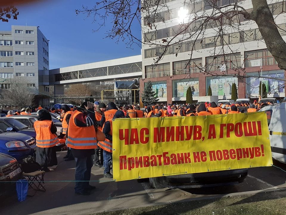 Табуретки и одеяла: протестующие надолго обосновались под Приватбанком. Новости Днепра