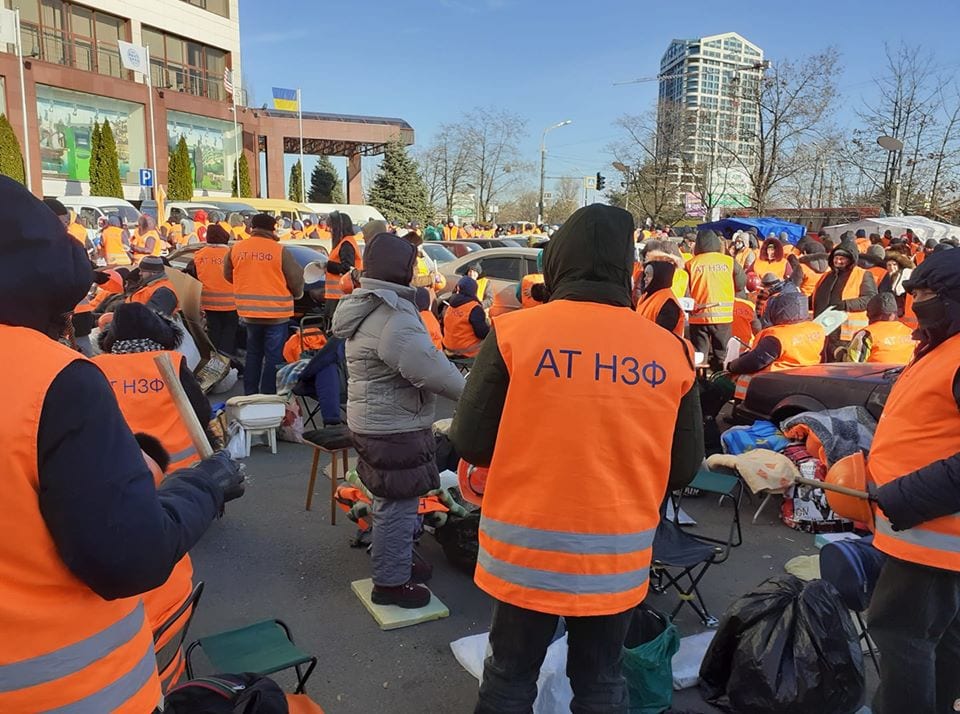 Табуретки и одеяла: протестующие надолго обосновались под Приватбанком