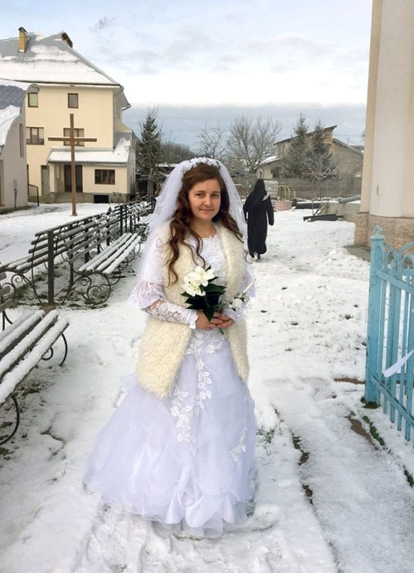 Опубликованы фото "помолвки" юной украинки с Иисусом Христом