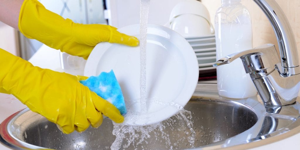Почему нельзя мыть посуду в гостях: приметы и суеверия