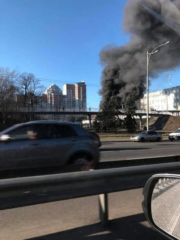 Черный дым столбом теперь в Киеве: масштабный пожар