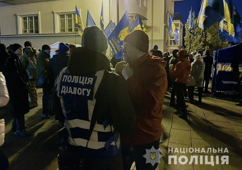 Под Офисом Президента в Киеве глубокой ночью находятся сотни людей