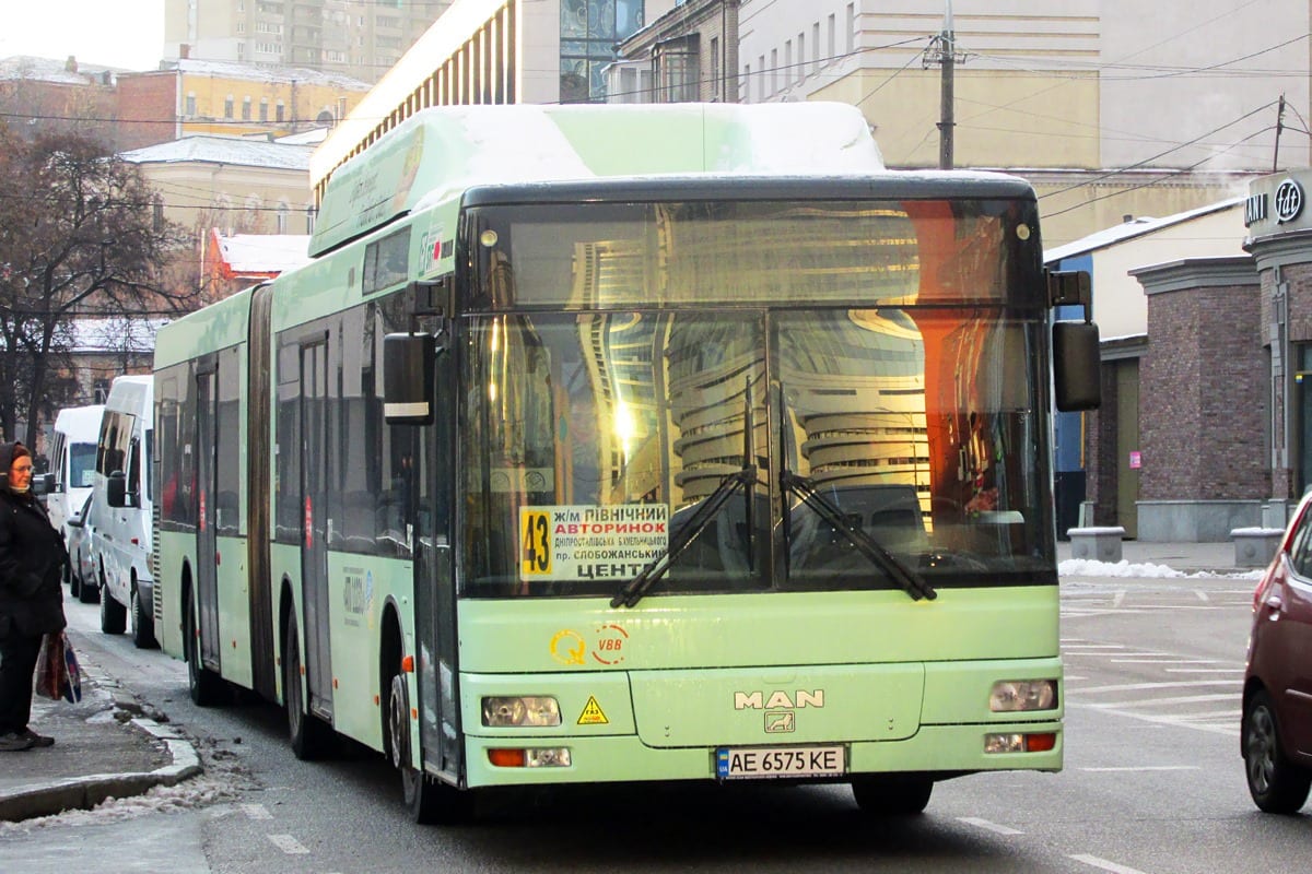 В Днепре на маршруты выходит все больше автобусов-гармошек (Фото)