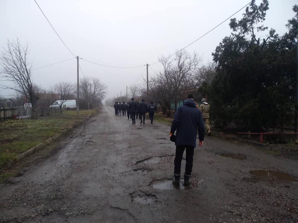 По колена в грязи, до нитки промокшие: под Днепром десятки людей ищут Артема Агеева (Фото)