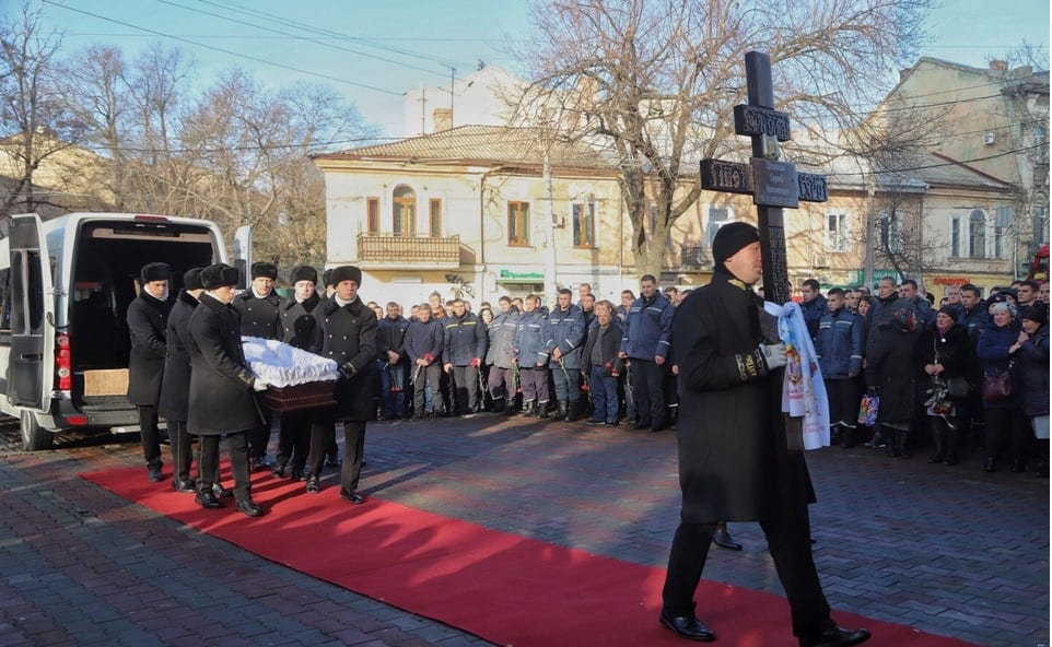 Сотни горожан проводили Сергея Шатохина в последний путь