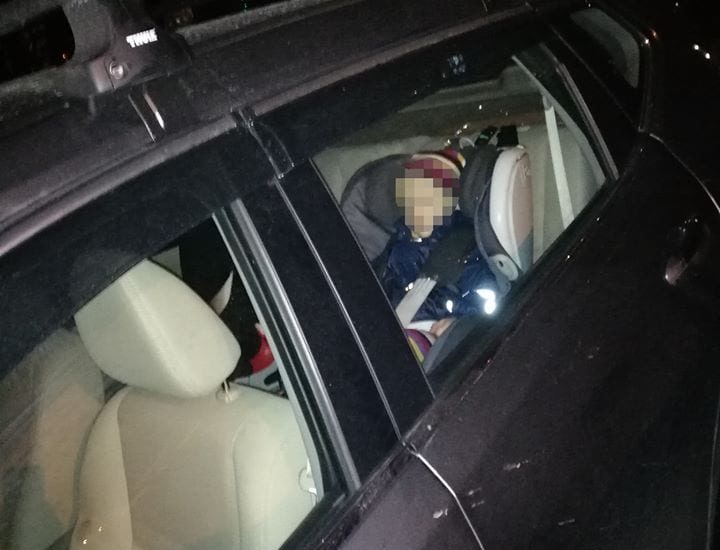 В Киеве женщина заперла в машине ребенка и пропала