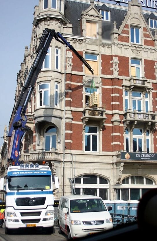 В Киеве жильцы вызвали кран, чтобы поднять диван на 8 этаж (Фото)