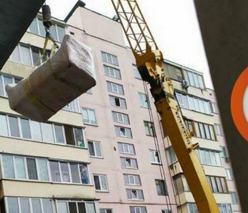 В Киеве жильцы вызвали кран, чтобы поднять диван на 8 этаж (Фото)