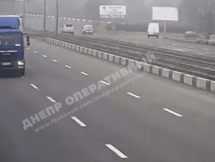 ДТП Днепр: внедорожник на полном ходу врезался в электроопору