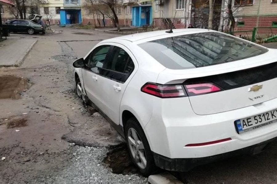 В Днепре автомобиль застрял в асфальте. Новости Днепра