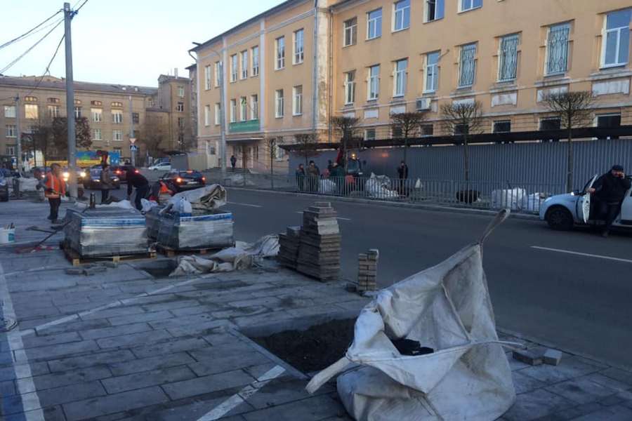 В Днепре на улице Троицкой высаживают грабы. Новости Днепра