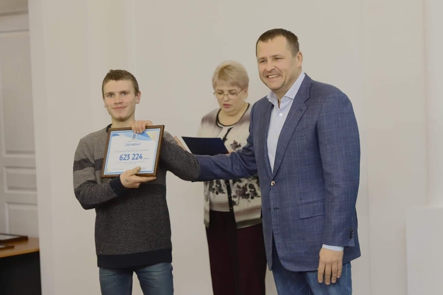 Филатов вручил сертификаты на покупку жилья. Новости Днепра