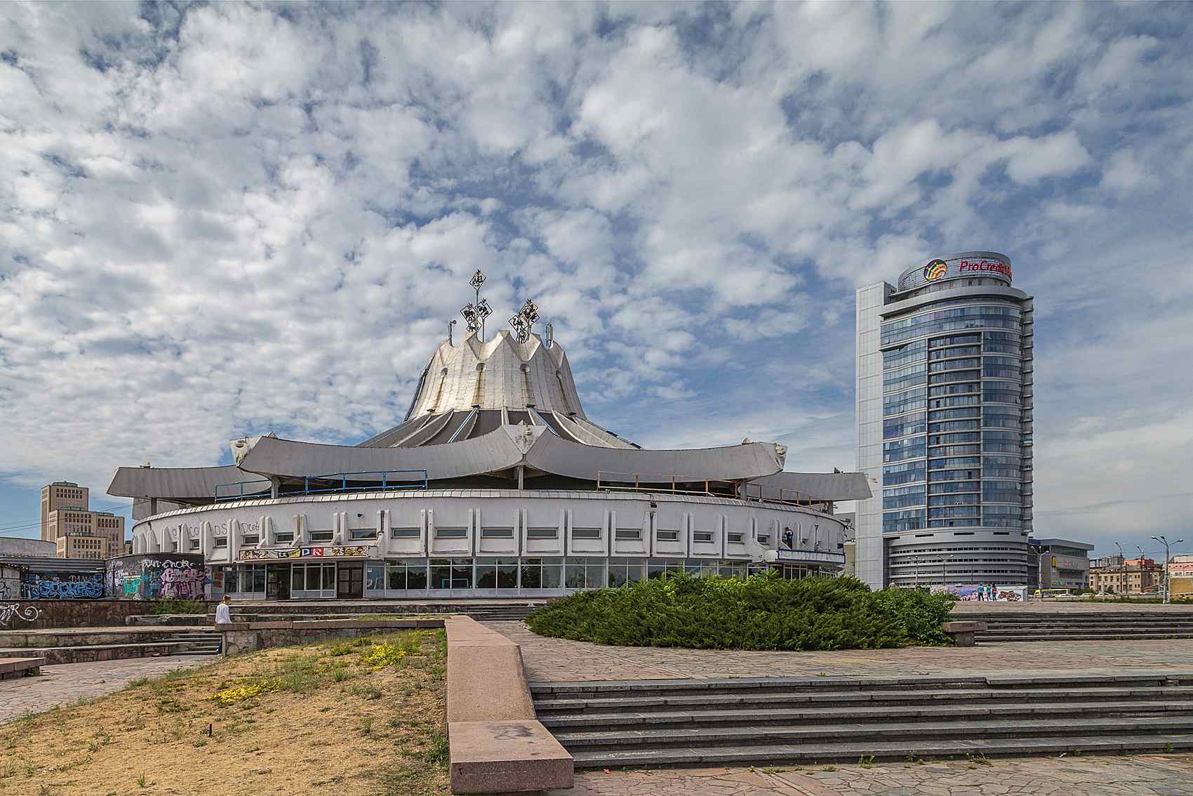 Возле цирка. Днепропетровский цирк. Здание цирка в Днепре. Здание около цирка.