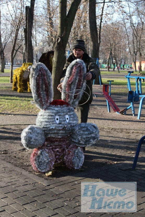 Свято наближається: в Днепре сквер Героев начали украшать к Новому году (Фото)