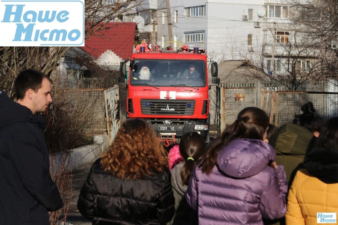 В Днепре Святой Николай на пожарной машине поздравил особенных детей. Новости Днепра