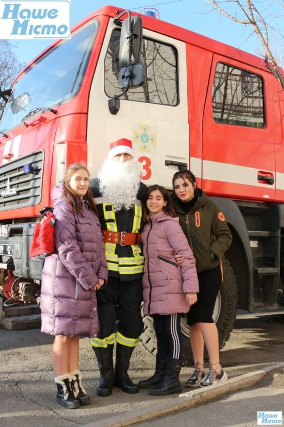 В Днепре Святой Николай на пожарной машине поздравил особенных детей. Новости Днепра