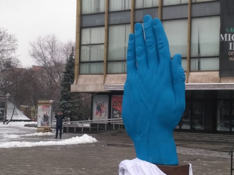 В центре Днепра установили огромную синюю руку. Новости Днепра
