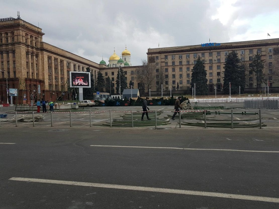 В Днепре начали устанавливать главную городскую елку (фото)