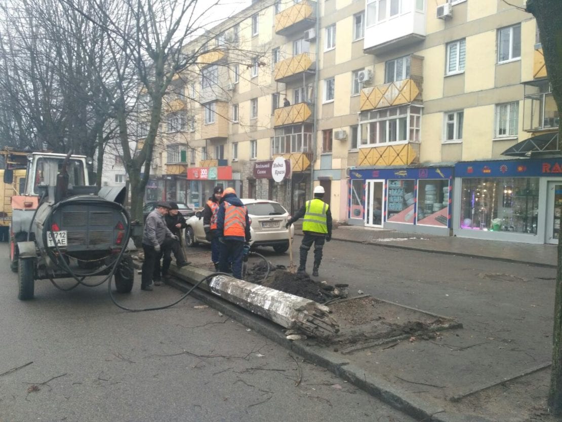 В Днепре из-за "паркунов" не могли провести ремонт электроопор. Новости Днепра