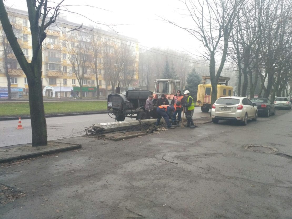 В Днепре из-за "паркунов" не могли провести ремонт электроопор. Новости Днепра