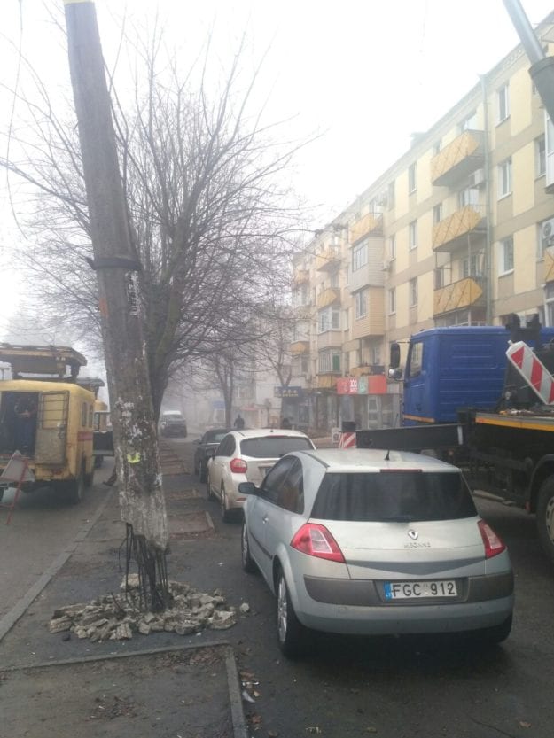 В Днепре из-за "паркунов" не могли провести ремонт электроопор. Новости Днепра