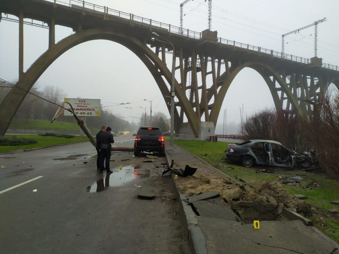 ДТП Днепр: сгоревший автомобиль и остановленные троллейбусы